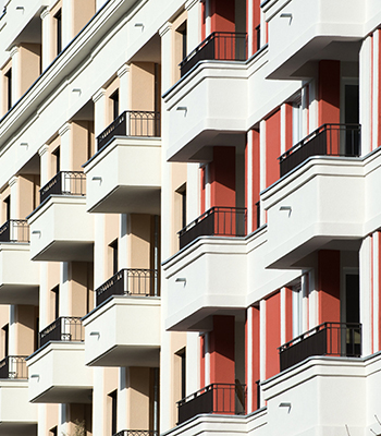 Das Kind lernt laufen: Wie sichert man den Balkon?