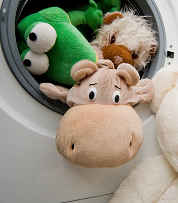 Spielzeug reinigen: Waschtag für Teddy & Co.